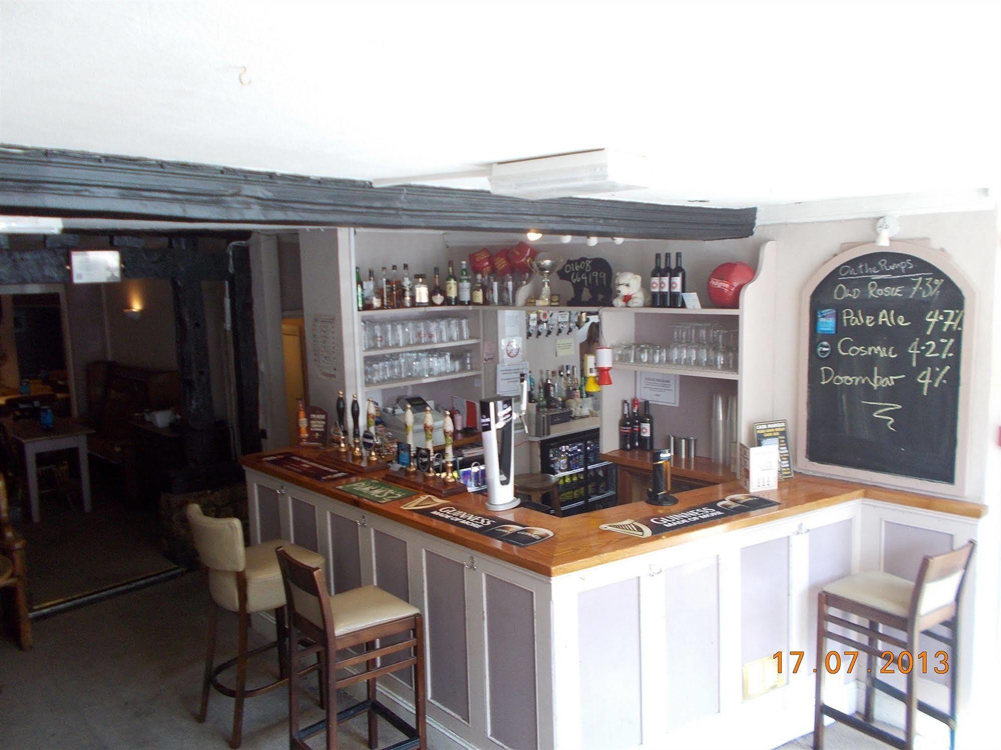 Отель The White Bear Shipston-on-Stour Экстерьер фото